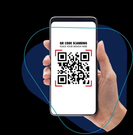 Mão segurando um celular exibindo o QR Code que direciona para o Instagram da Vivi da Vivensis